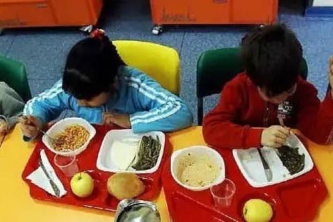 Bambini in una mensa