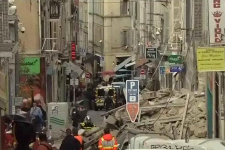 Crollano due edifici nel centro di Marsiglia: ci sono feriti VIDEO
