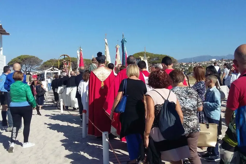 La processione in spiaggia