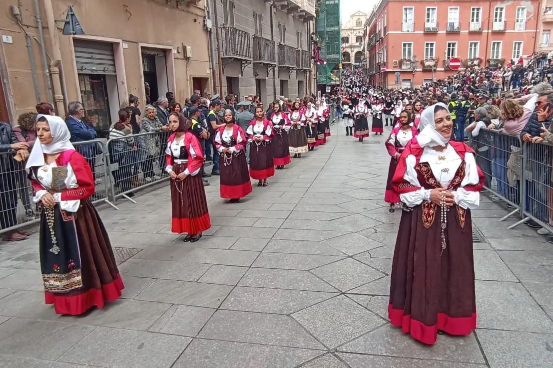 Un momento della processione  (Foto: Ungari)