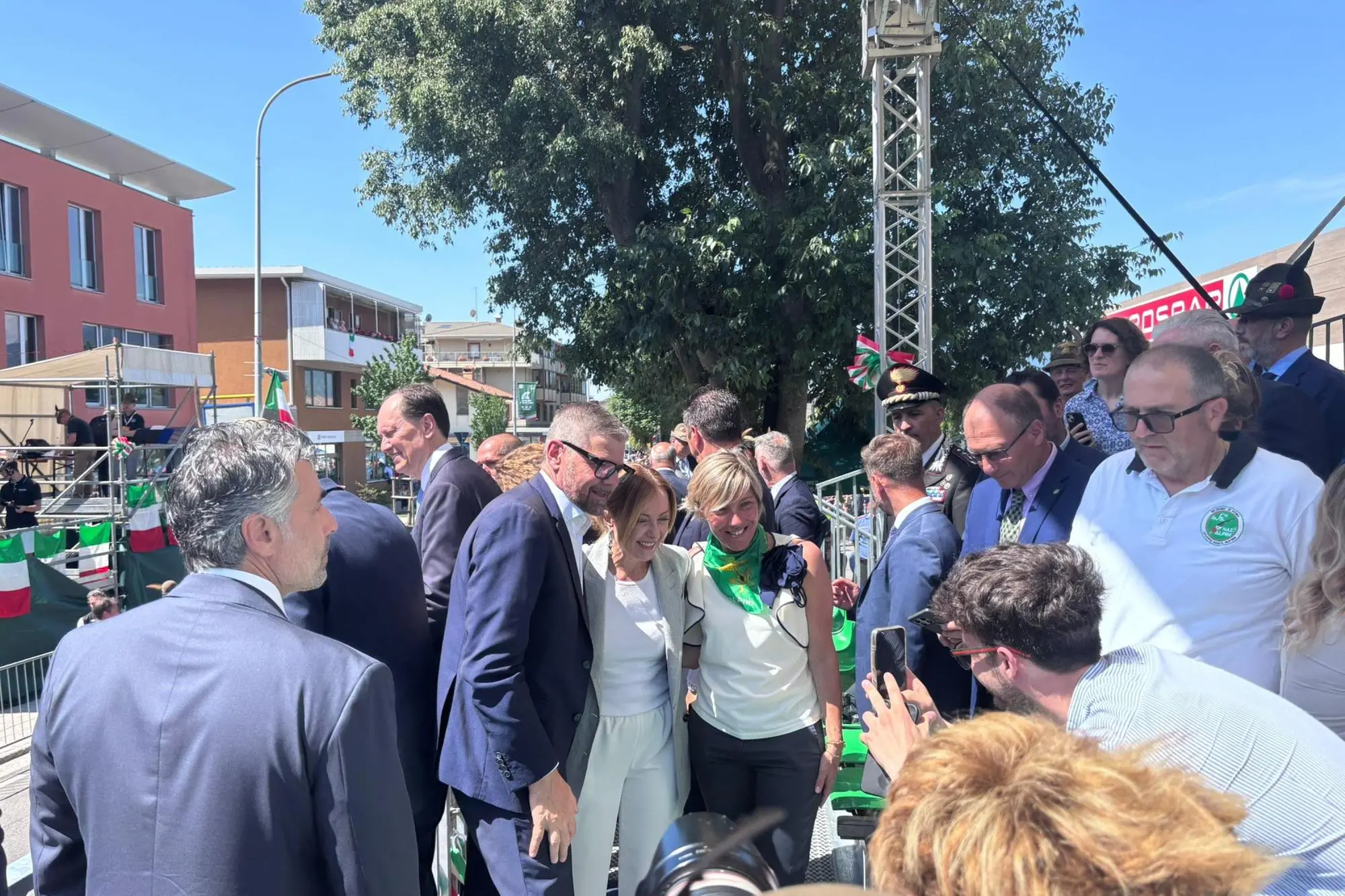 La presidente del Consiglio Giorgia Meloni con il senatore Marco Dreosto e l’assessora regionale Fvg Barbara Zilli, in occasione del raduno degli Alpini del triveneto di Gemona del Friuli, Trieste, 21 giugno 2026. ANSA/ ALICE FUMIS