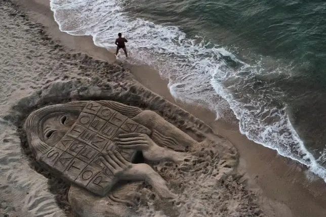 La scultura "Le donne rivoluzionarie" (foto concessa)