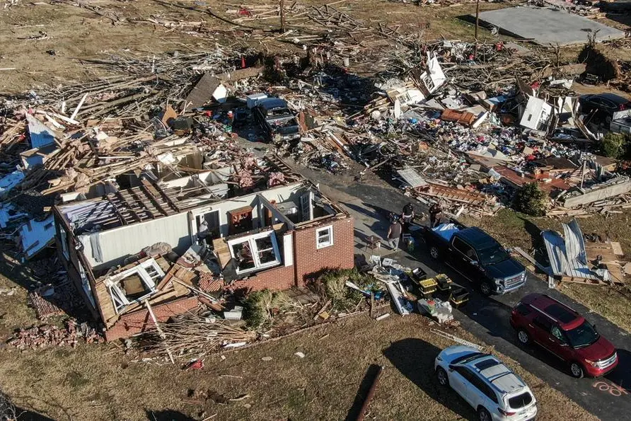 Macerie e distruzione dopo il passaggio del tornado (foto Ansa/Epa)