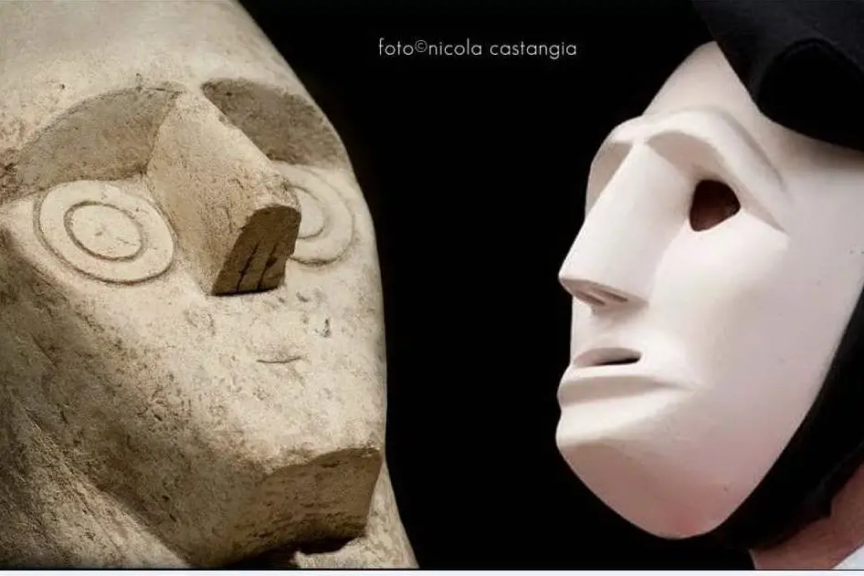Il raffronto tra il volto di un gigante e la maschera di un &quot;issohadore&quot; di Mamoiada nella ricostruzione di Nicola Castangia
