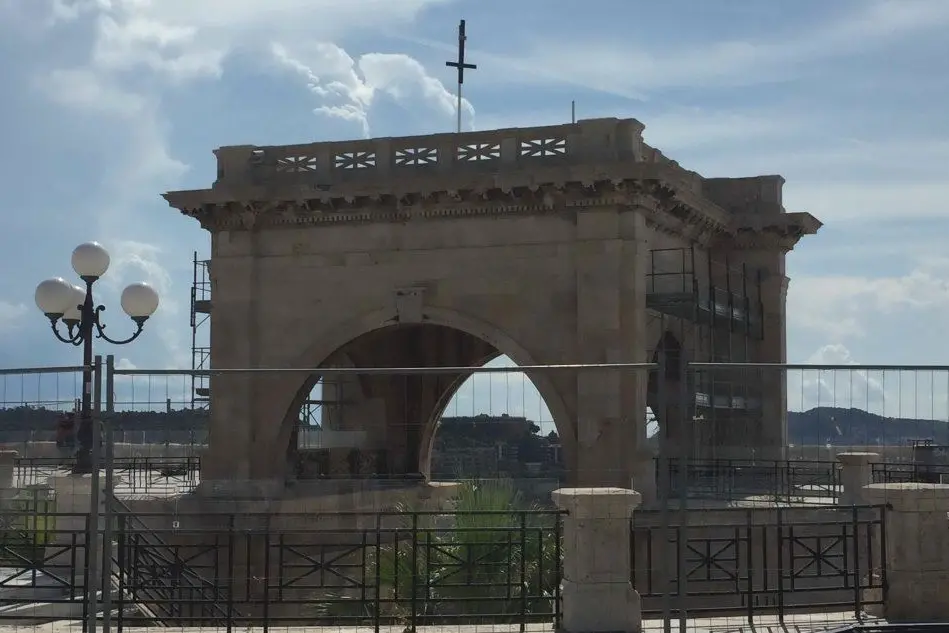 La croce rovesciata sulla torretta del Bastione