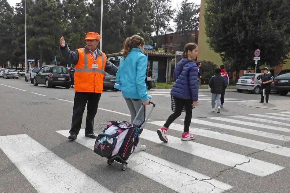 Un nonno vigile al lavoro