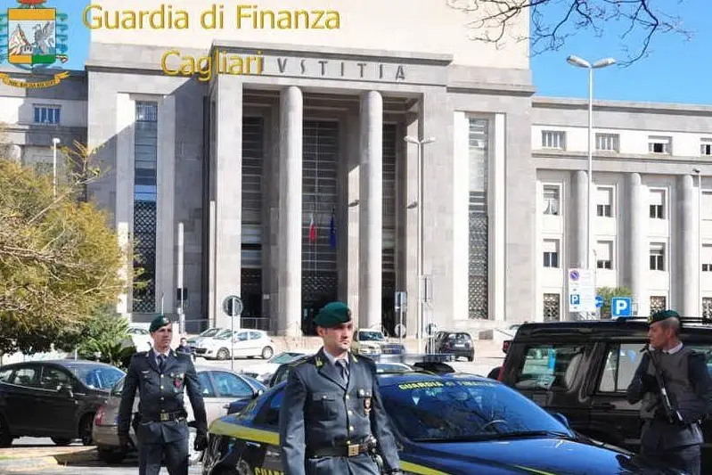 Finanzieri davanti al tribunale di Cagliari