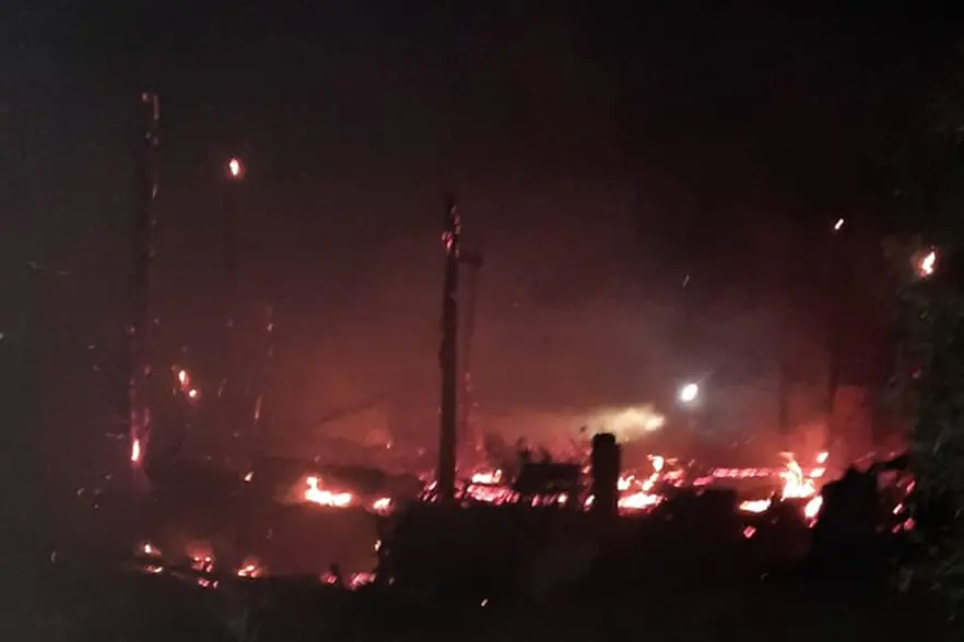 Il capannone in fiamme