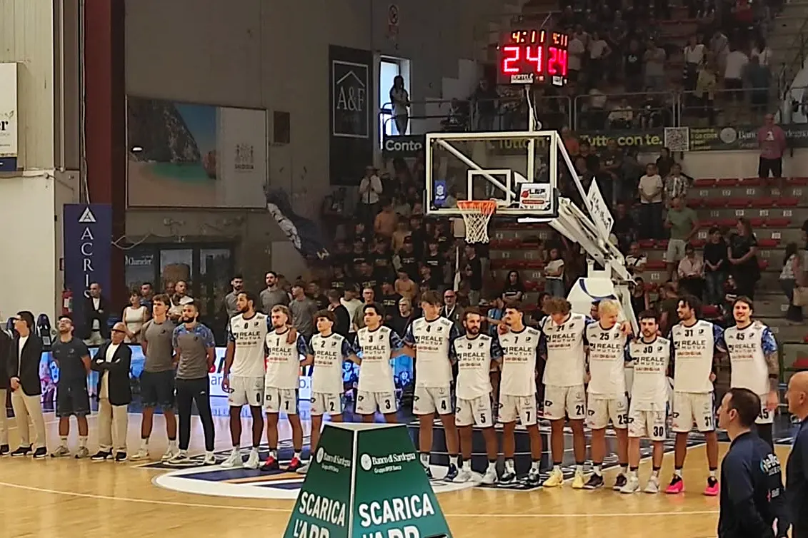 La Dinamo schierata a inizio gara (foto G. Marras)