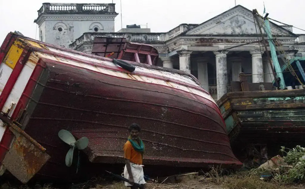 Barche scagliate tra i palazzi in India