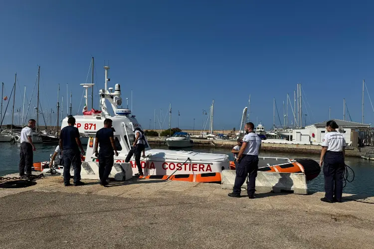 L'intervento della Guardia costiera a Porto Torres (foto Capitaneria)