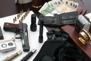Armi e denaro trovati in tasca al latitante di Dorgali