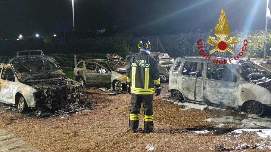 Sassari, allarme nella notte: nove auto in fiamme in concessionaria