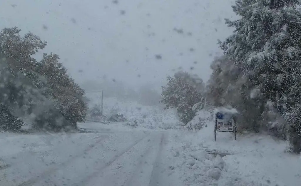 Neve e disagi lungo le strade tra Fonni e Desulo