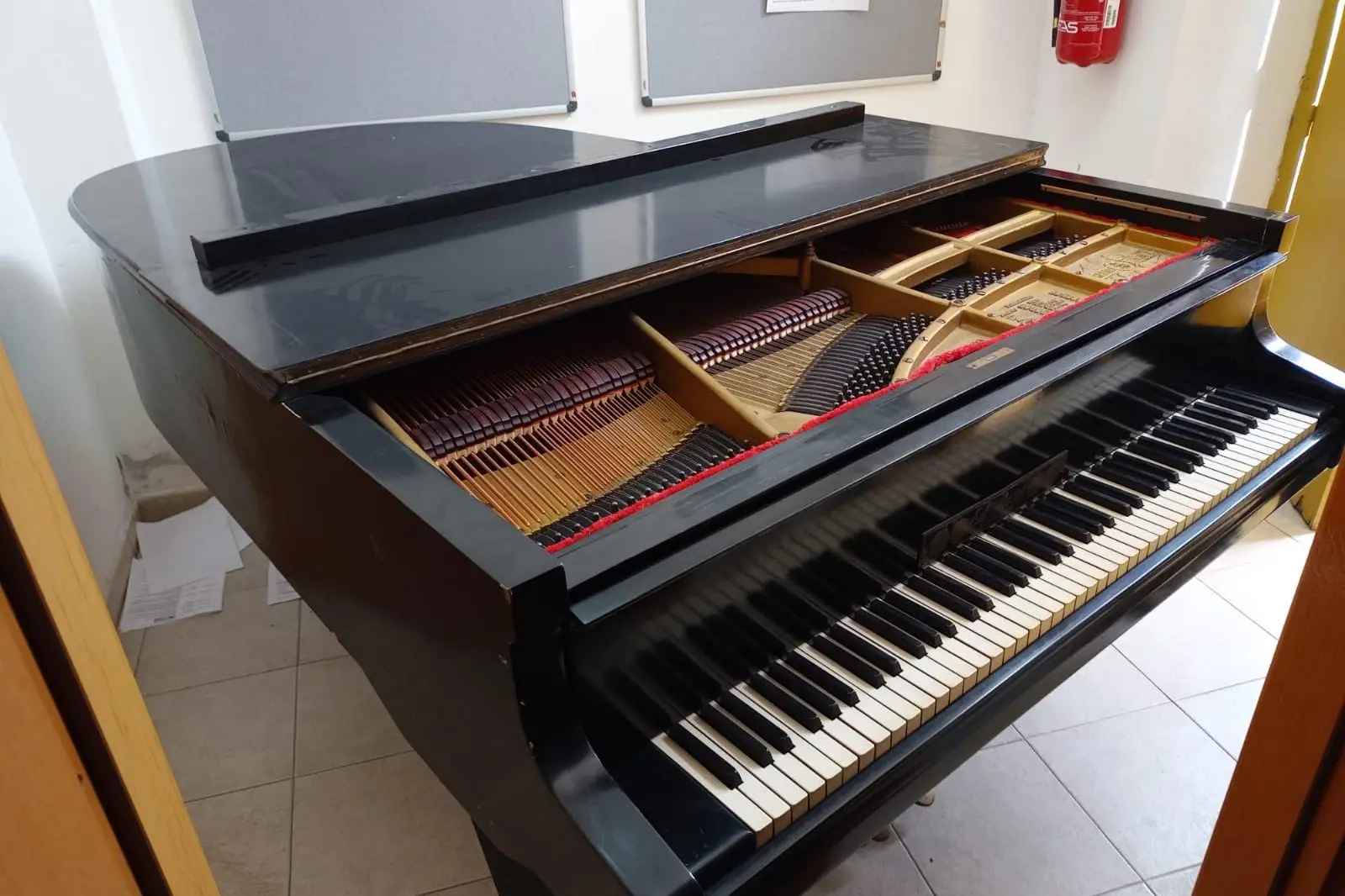 Un pianoforte all'interno della scuola (foto Sara Pinna)