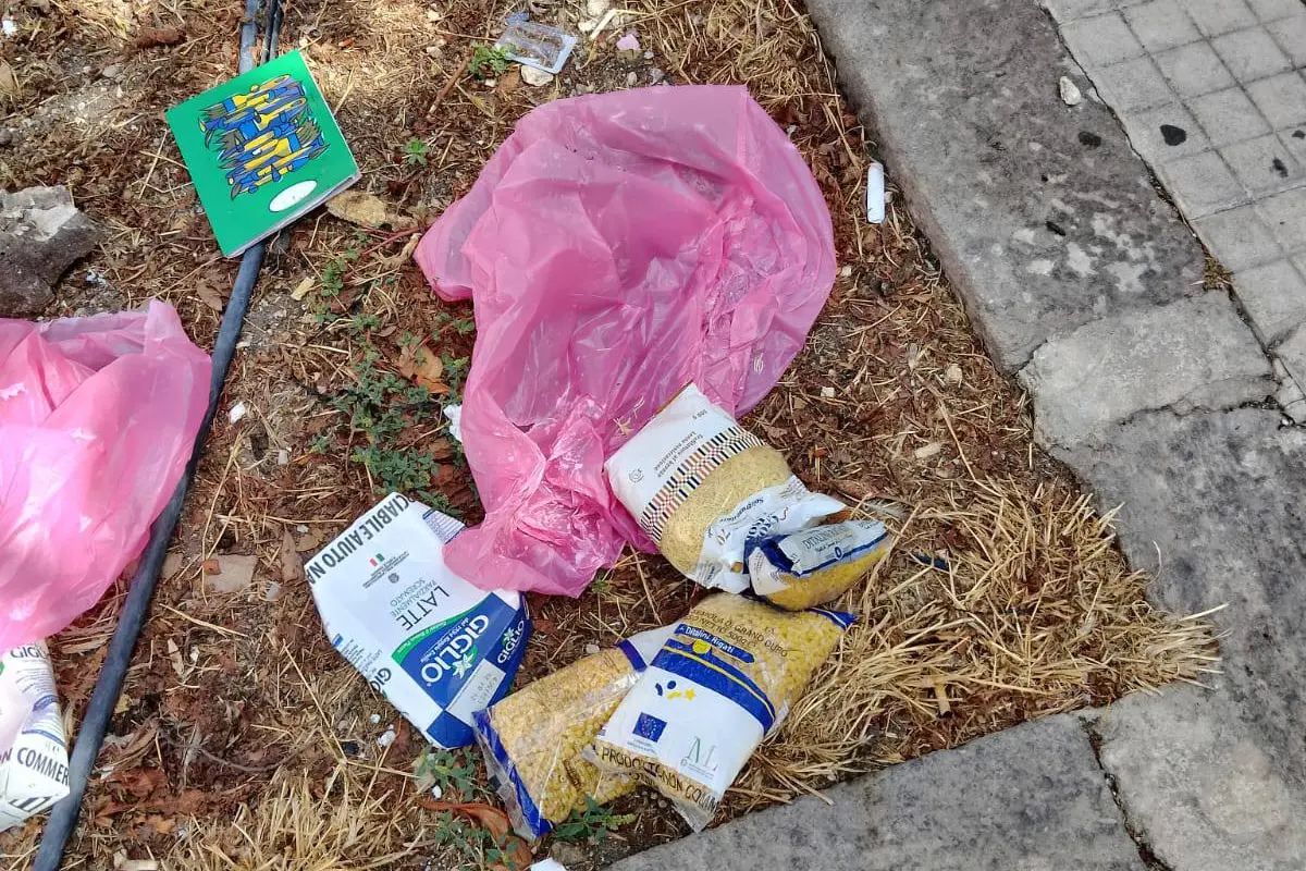 Sassari, via Sanzio cibo abbandonato tra i rifiuti