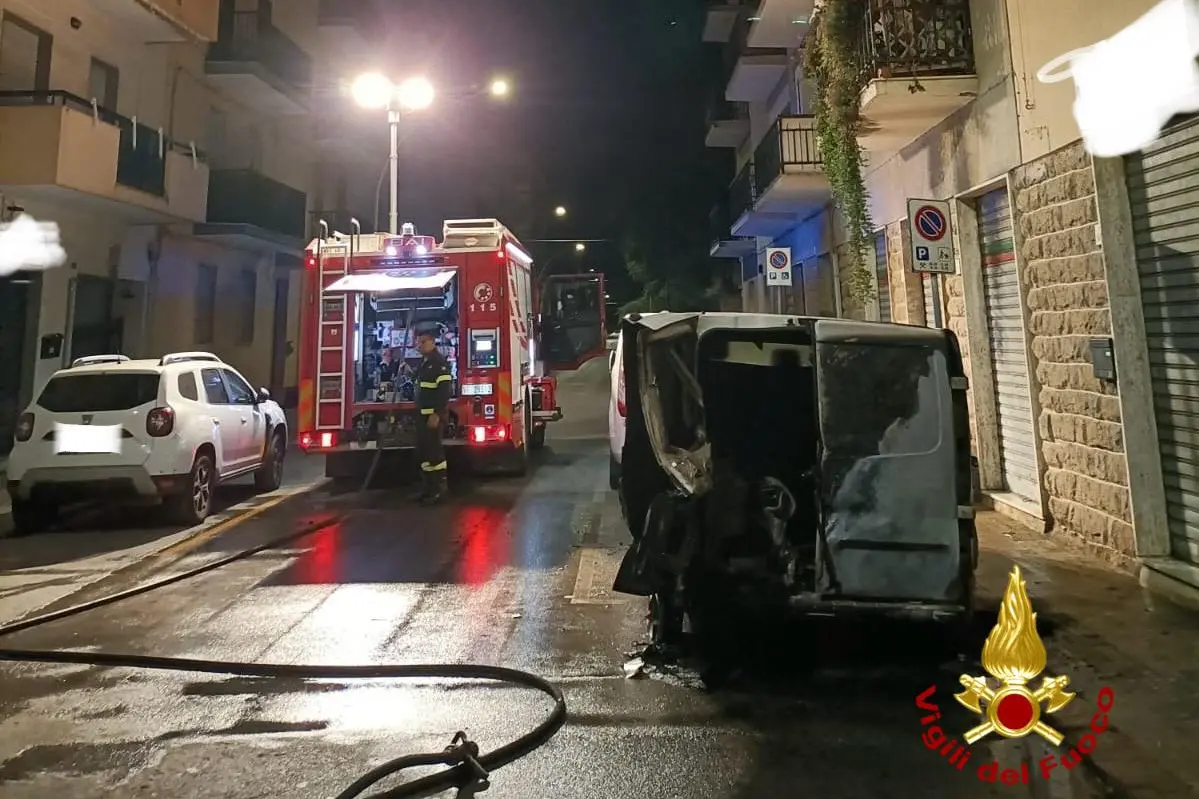 Il furgone incendiato (foto vigili del fuoco)