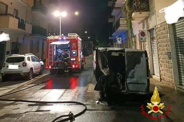 Il furgone incendiato (foto vigili del fuoco)