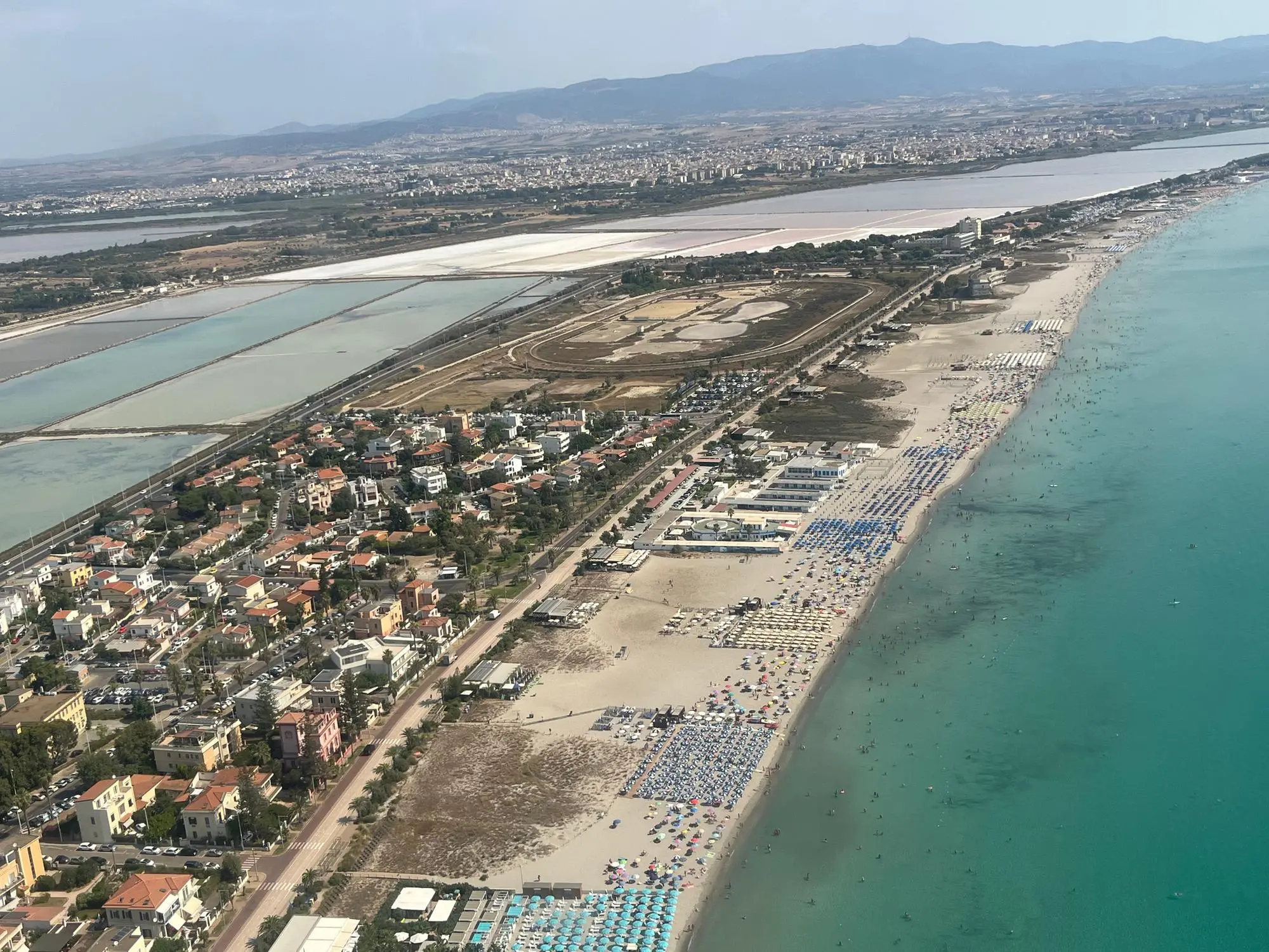 In volo sul Poetto a Cagliari