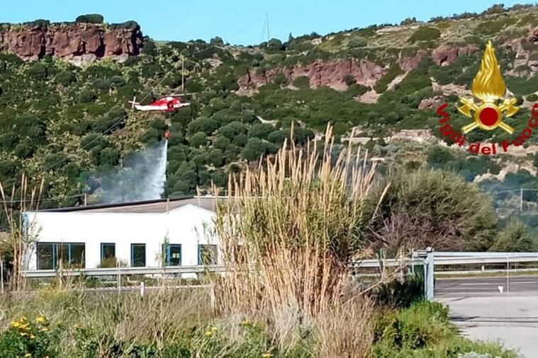 Canneto in fiamme a Castelsardo, minacciati i vicini capannoni
