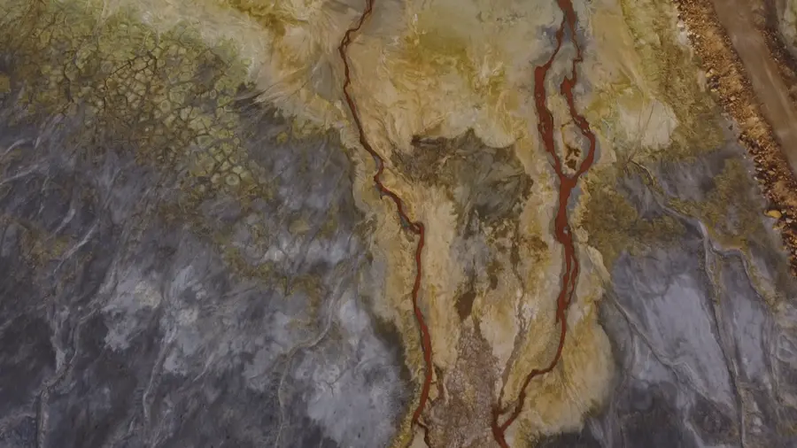 Le colorazioni dei veleni sul terreno di Santu Miali (L'Unione Sarda)