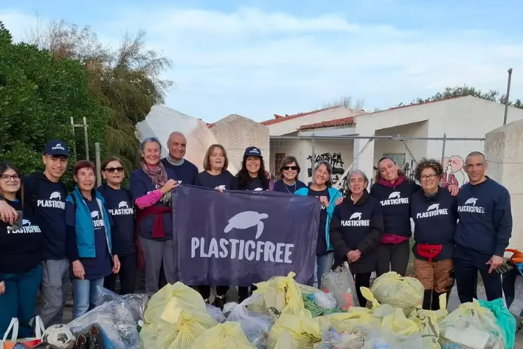 I volontari Plasticfree a Sorso (foto concessa)