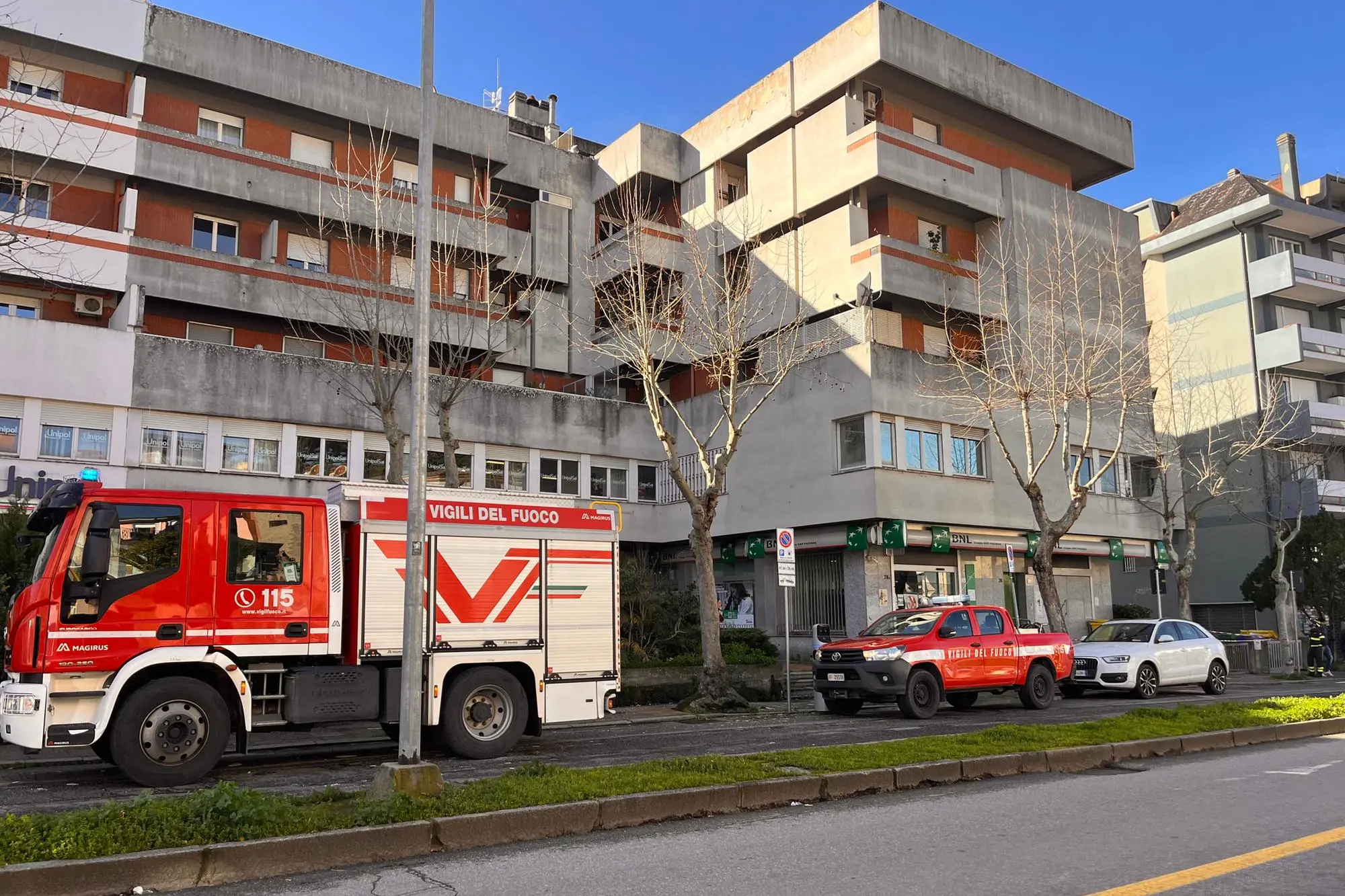 Intervento dei vigili del fuoco in via Manzoni (foto Ledda)