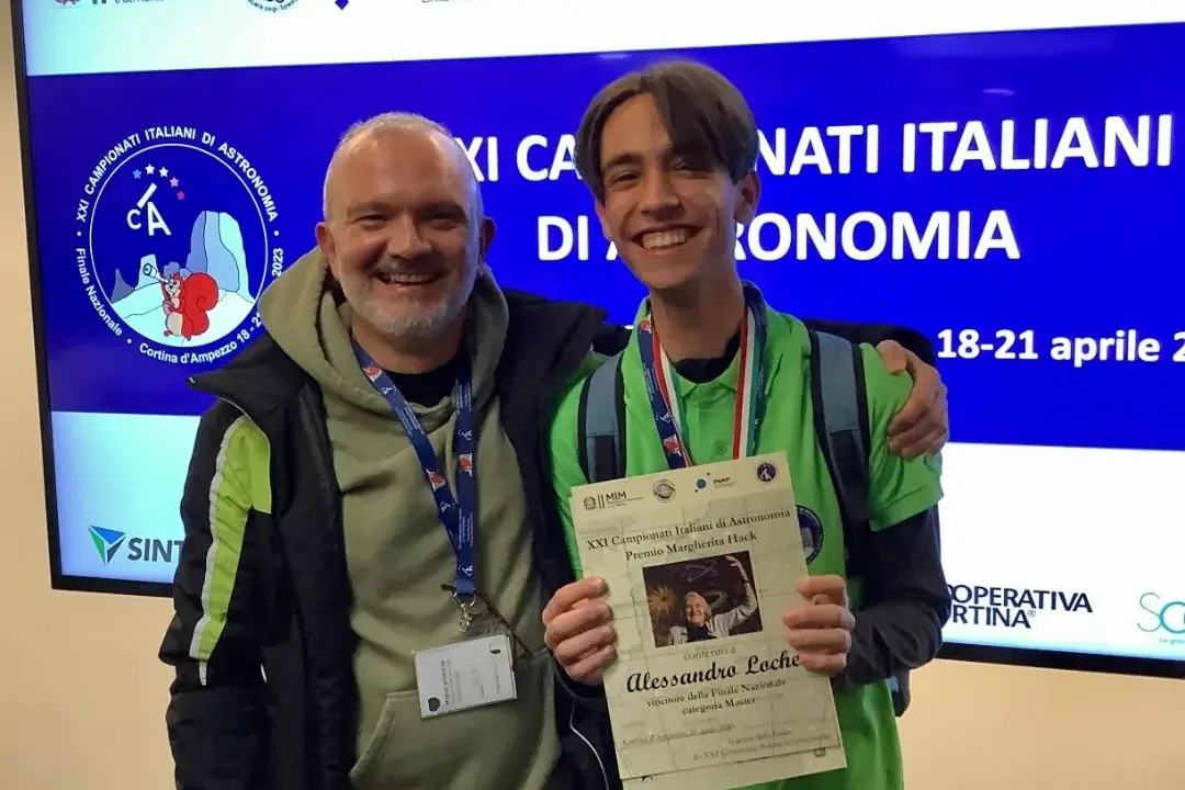 Lo studente Alessandro Loche mostra il premio assieme al Prof. Antonello Tinti (foto Floris)