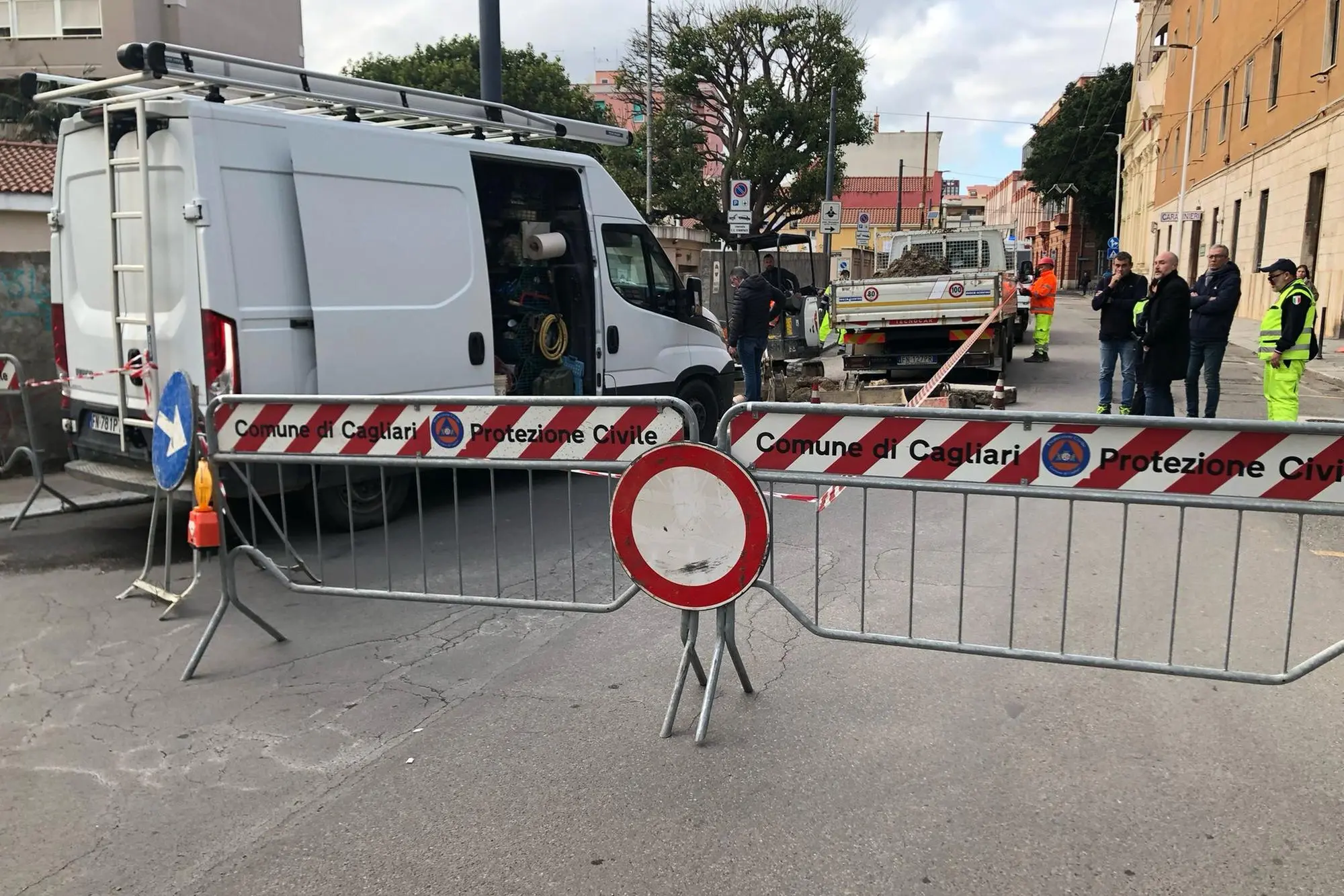 Gli operai al lavoro nel Corso (Foto: Marco Scano)