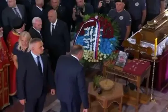 Funerali Mladic, in migliaia per l'ultimo saluto al 'boia Srebrenica'