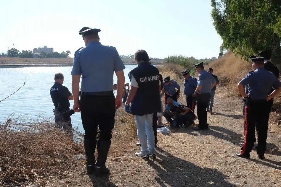 I carabinieri nel punto in cui è stato ritrovato il corpo senza vita dell'egiziano