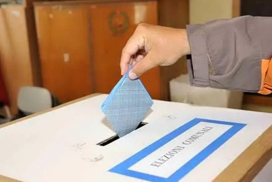 Un elettore inserisce una scheda nell'urna