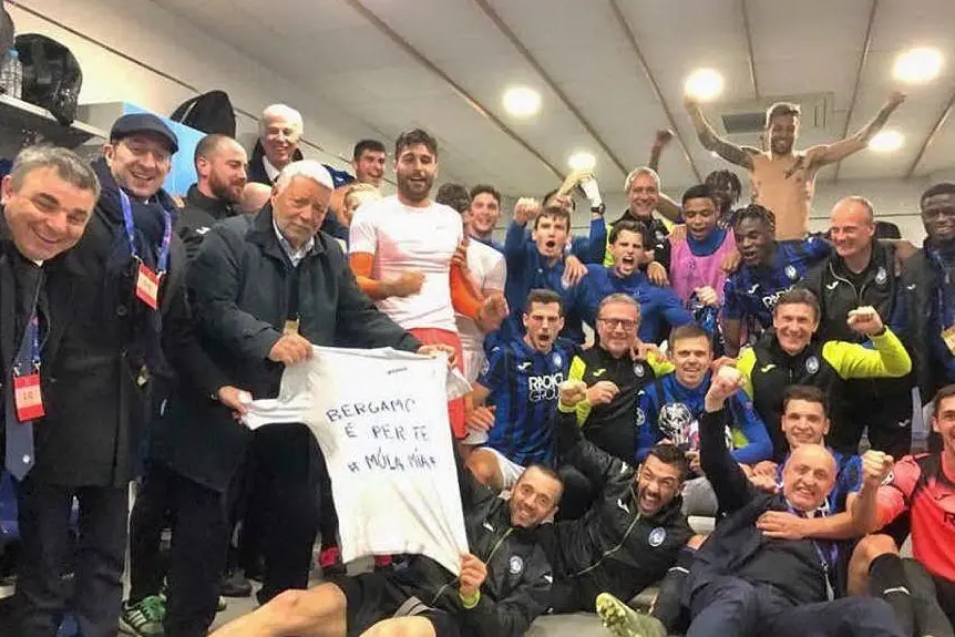 In maglia bianca Sportiello festeggia il passaggio del turno con la squadra (foto Facebook Atalanta)