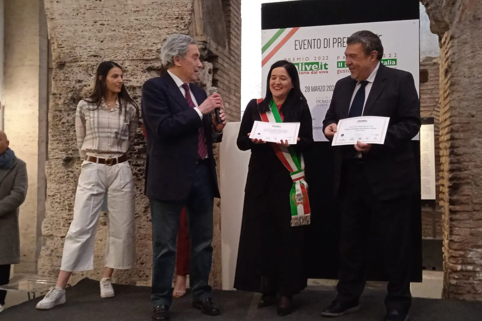 La consegna del premio alla sindaca di Arborea Manuela Pintus e al presidente della Pro loco Paolo Sanneris (foto Rizzetto)