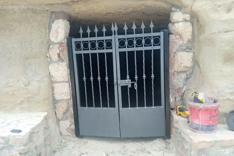 Il cancello posizionato nell'ipogeo di Balai (foto Pala)