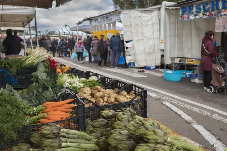 Il mercatino in viale della Musica