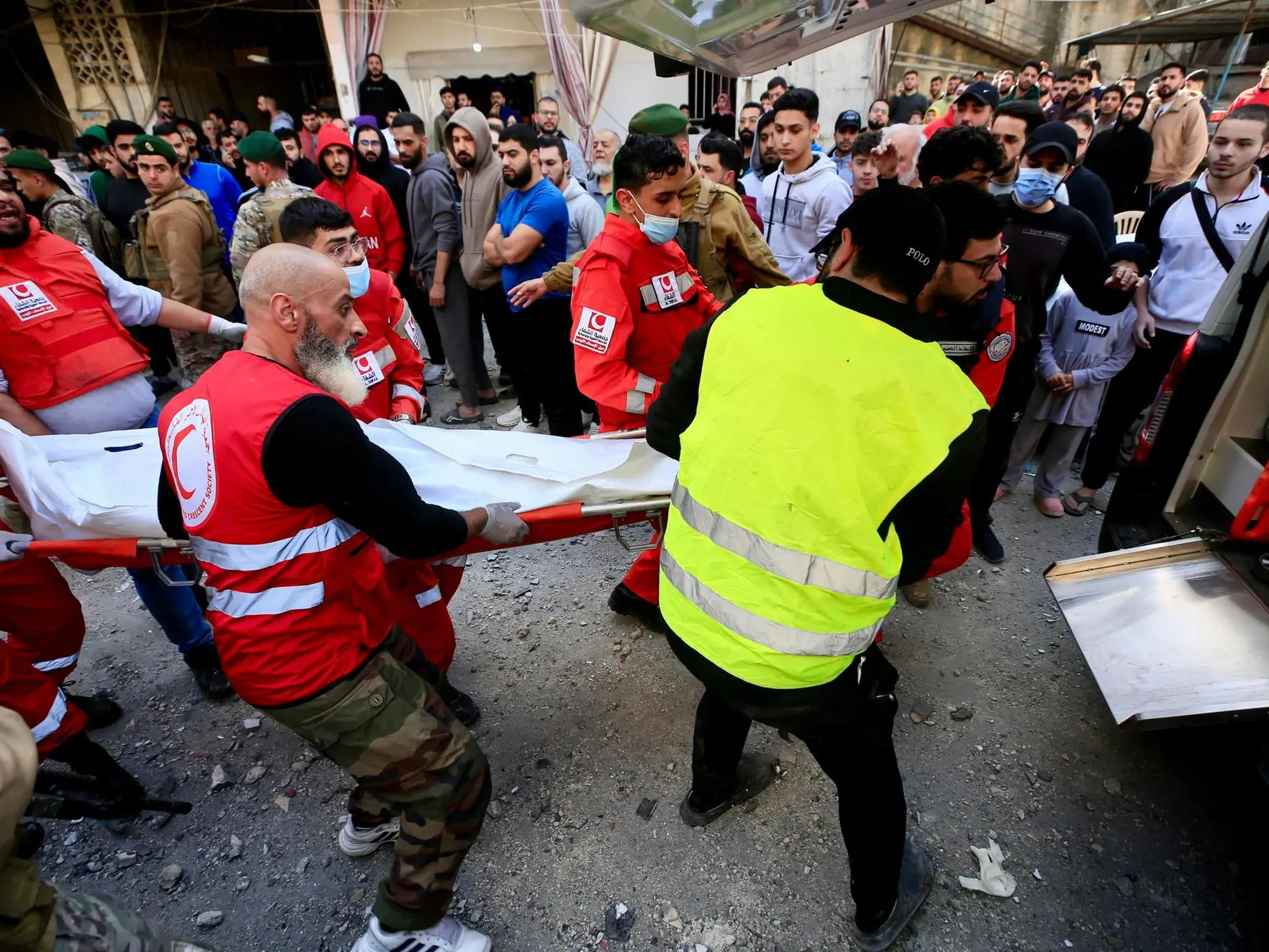 Trump contro la Nato: «Se non fanno niente il futuro sarà molto negativo». Israele avvia le operazioni di terra in Libano epa12816679 Emergency personnel at the scene after an Israeli airstrike had targeted a neighborhood in the town of Mieh Mieh near Sidon, southern Lebanon, 13 March 2026. EPA/STRINGER