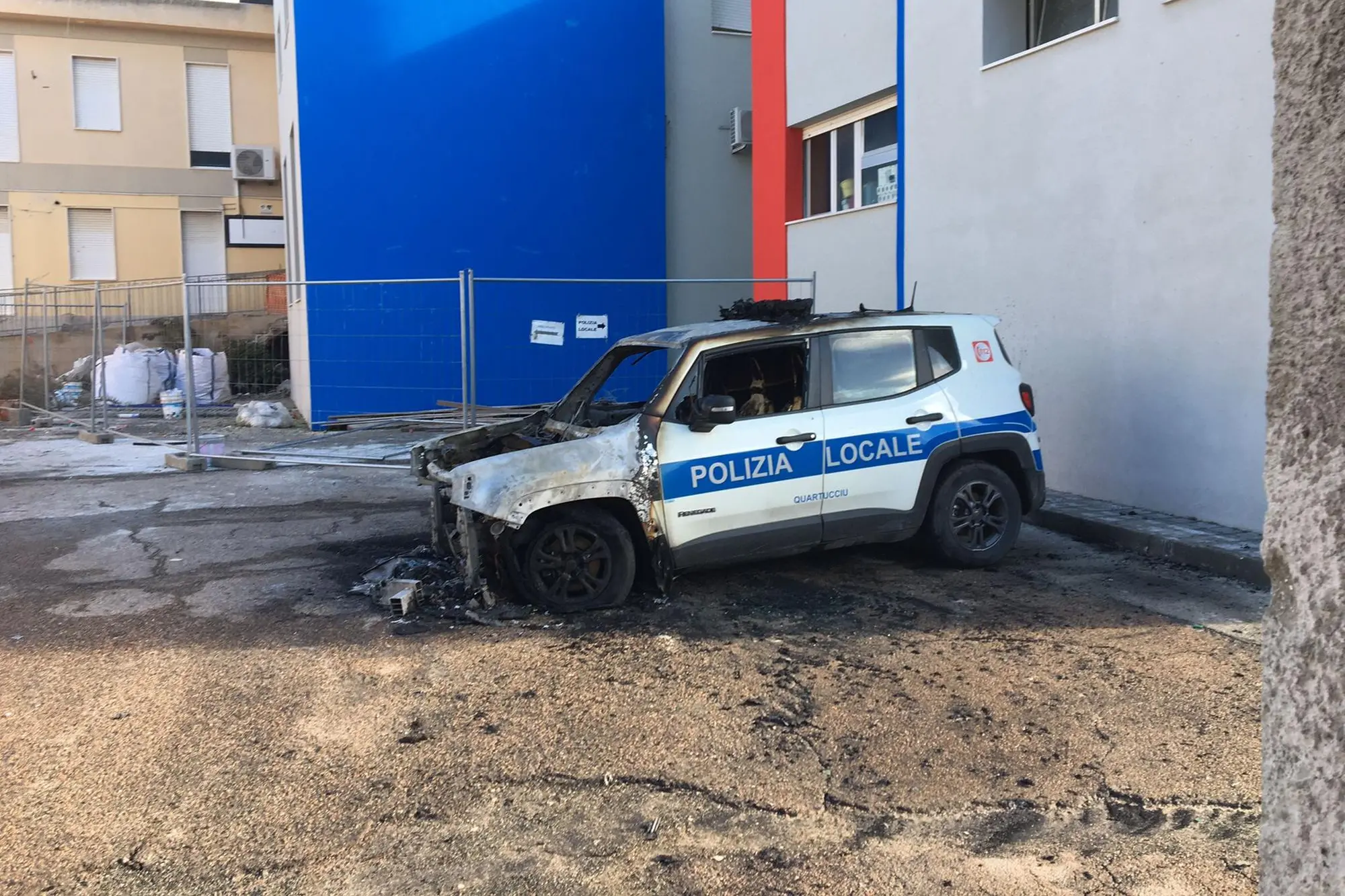 Una delle auto bruciate a Quartucciu (Foto Fr. Me.)