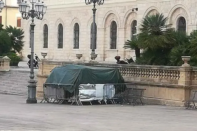 La tenda in piazza d'Italia (L'Unione Sarda - Tellini)