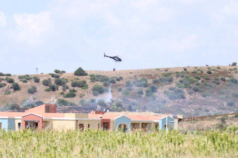 Incendio a Sinnai: l'elicottero in azione