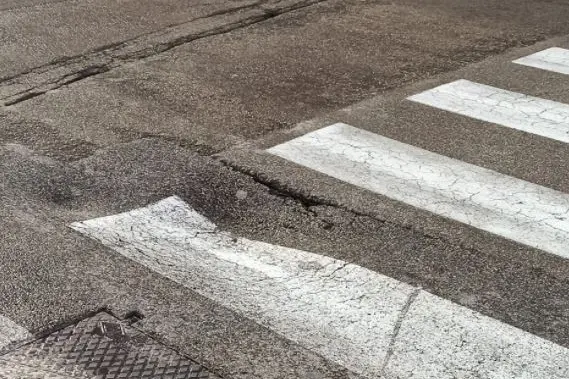 L'asfalto sprofondato in via Turati (foto L'Unione Sarda - Pala)