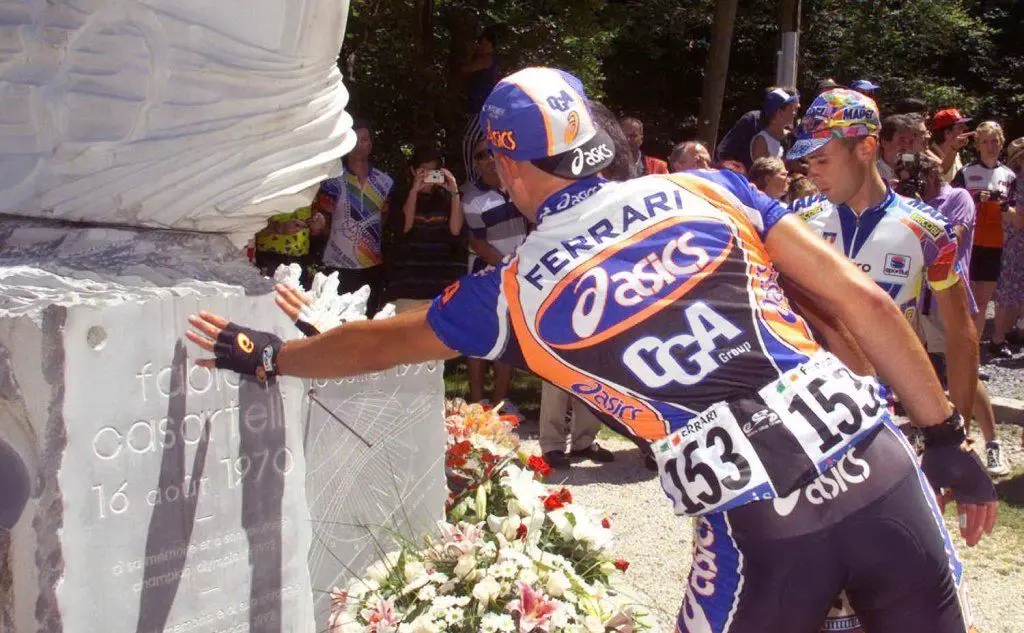 I ciclisti lo accarezzano