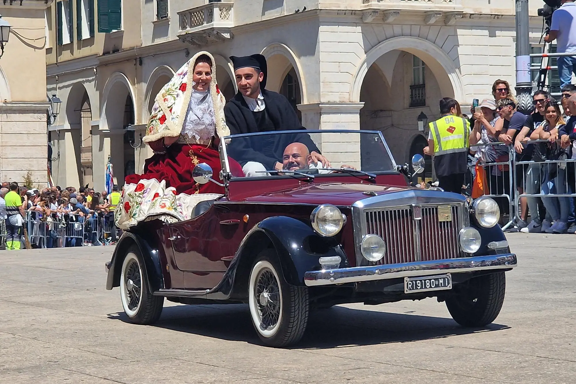Un momento di una delle precedenti edizioni della Cavalcata Sarda (foto Floris)