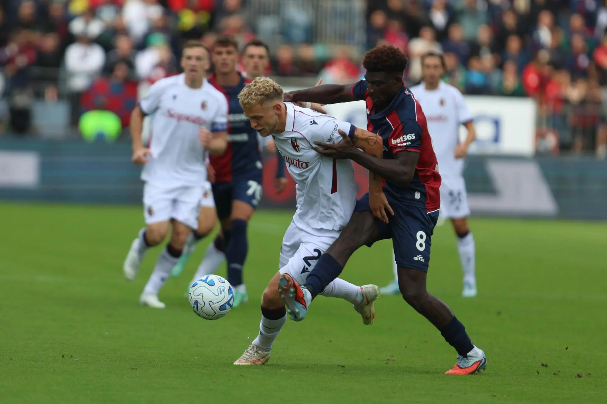 Michel Adopo contrasta Jens Odgaard in Cagliari-Bologna (foto Ansa)