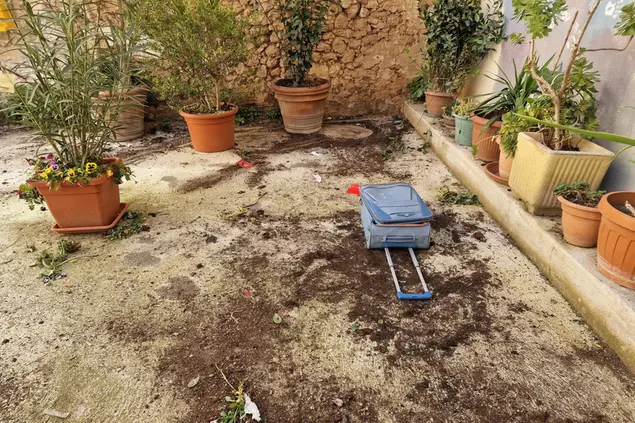 Sassari, la piazzetta davanti alla scuola vandalizzata