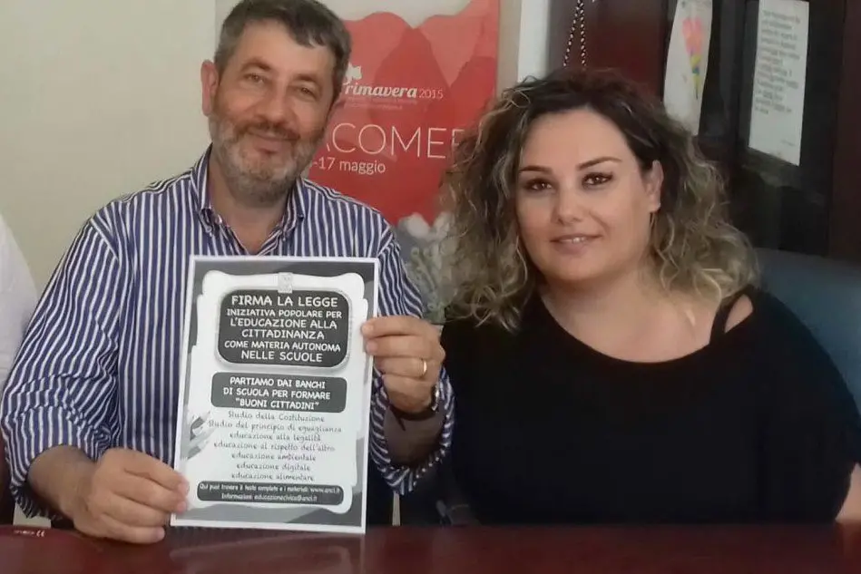 Il sindaco di Macomer, Antonio Succu, e l'assessore alla Cultura, Tiziana Atzori, presentano l'iniziativa ai cittadini