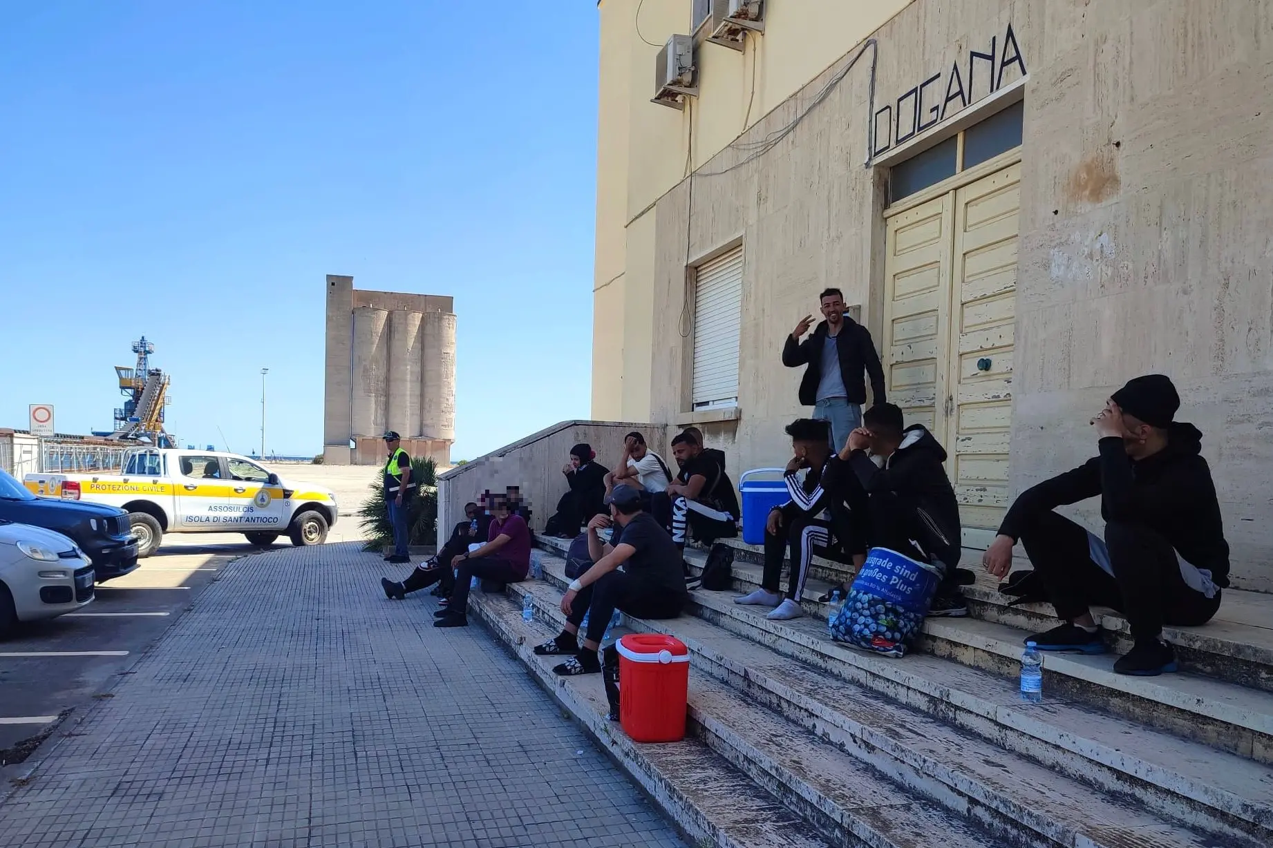 Gli ultimi migranti sbarcati a Sant'Antioco (Foto: Fabio Murru)
