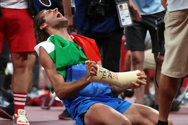 Festeggia con il gesso dell'infortunio che gli aveva fatto saltare le Olimpiadi di Rio (le foto sono Ansa e Wikipedia)