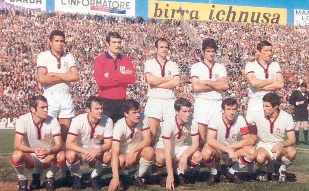 Una formazione del Cagliari campione d'Italia