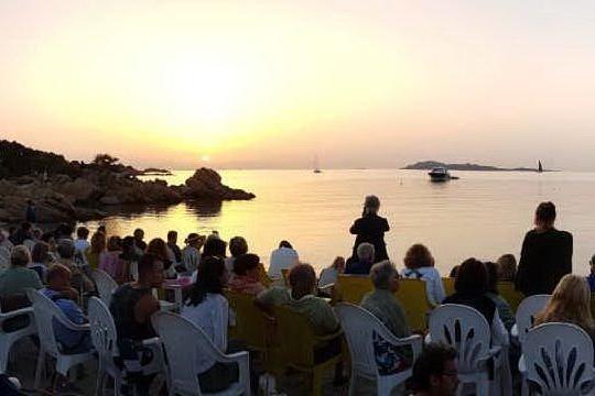 Concerto all'alba sulla spiaggia di Capriccioli, emozioni e grande pubblico